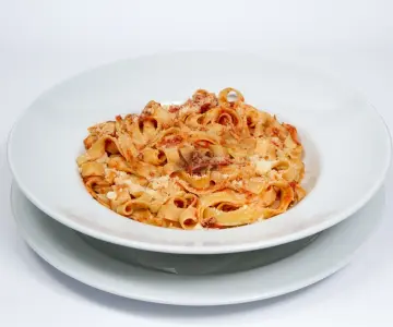 Tagliatelle cu sos roșu