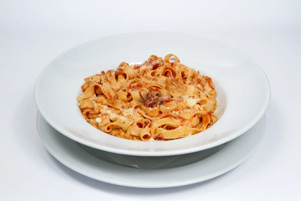 Tagliatelle cu sos roșu