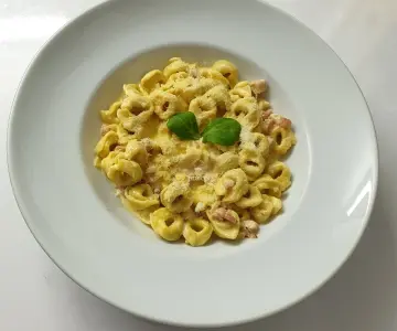Tortellini cu sunca si sos de smântână