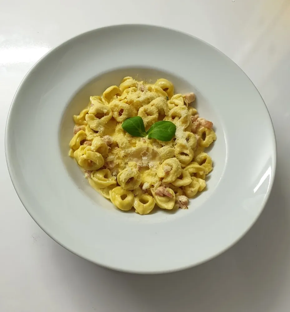 Tortellini cu sunca si sos de smântână